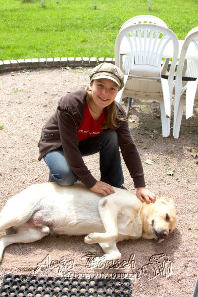 Christina und Hofhund Sam Christina und Hofhund Sam