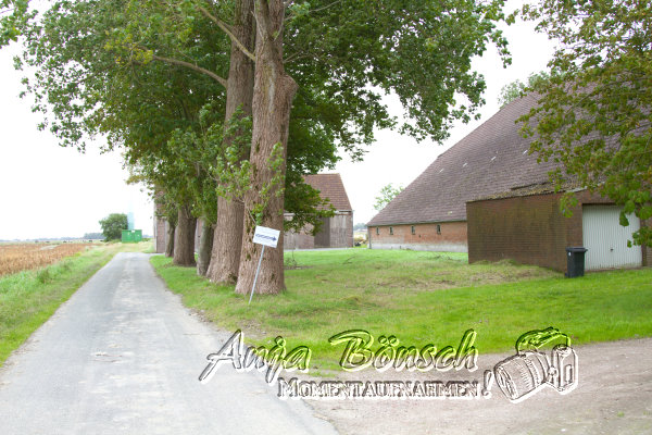 am Ende der Straße steht ein Hof am Ende der Straße steht ein Hof